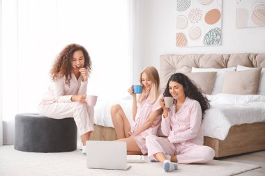 Pijama partisinde film izleyen güzel genç kadınlar.