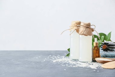 Masada bir şişe pirinç suyu.