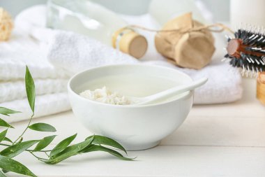 Bir kase pirinç suyu masada.