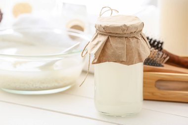 Kavanoz dolusu pirinç suyu masada.