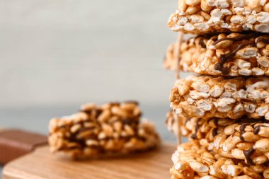 Masada çıtır çıtır pirinç çubukları var, yakın plan.