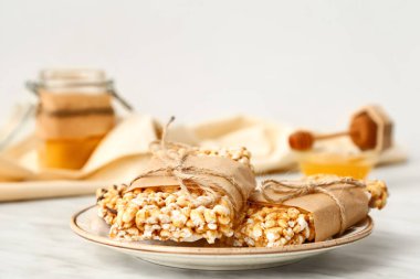 Tabakta gevrek pirinç çubukları var.