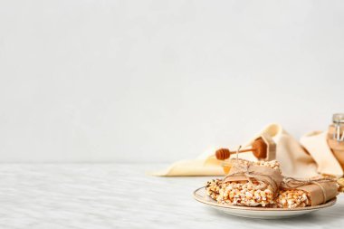 Tabakta gevrek pirinç çubukları var.