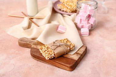 Çıtır pirinç çubuğu ve arkaplanda marşmelov