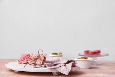 Masada çıtır çıtır pirinç çubukları var.