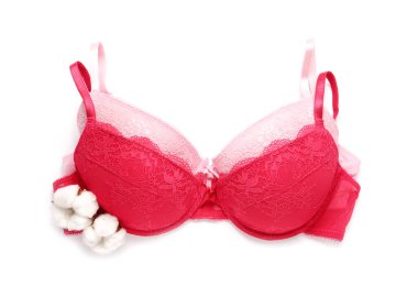 Beyaz arkaplanda pamuklu sutyenler