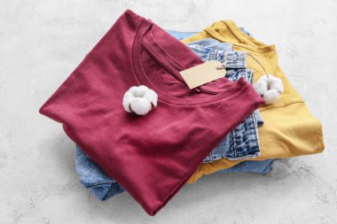 Açık arkaplanda pamuk giysiler