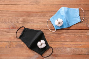 Ahşap arka planda pamuk koruyucu maskeler