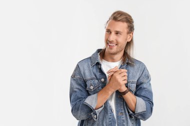 Açık arkaplanda şık saç stili olan yakışıklı adam.