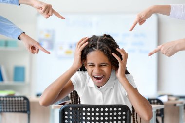 Okuldaki Afro-Amerikan kızlara zorbalık eden öğrenciler. Irkçılığı bırak