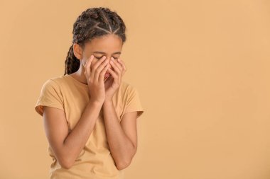 Üzgün Afro-Amerikalı kız, renkli arka planda. Irkçılığı bırak