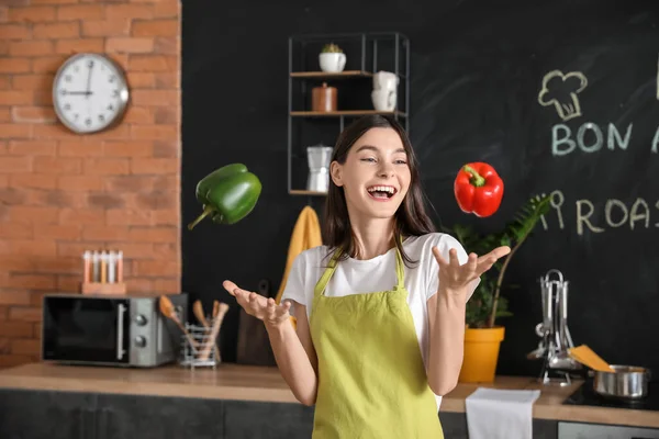 Mujer Joven Feliz Con Pimiento Fresco Cocina —  Fotos de Stock