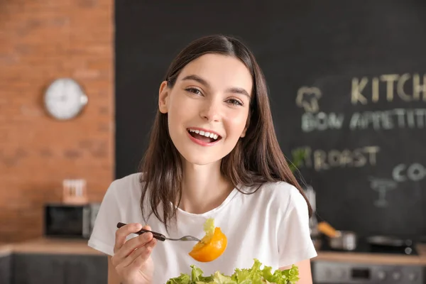 Красивая Молодая Женщина Ест Овощной Салат Кухне — стоковое фото