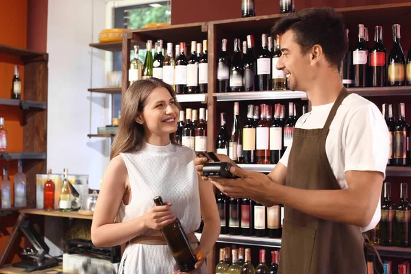 Woman Paying Wine Store — Stock Photo, Image