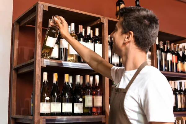 Vendedor Masculino Tienda Vinos — Foto de Stock