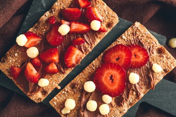 Pães Fritos Saborosos Com Chocolate Morango Mesa — Fotografia de Stock