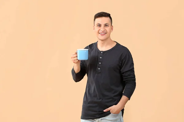 Hombre Joven Guapo Con Taza Sobre Fondo Color — Foto de Stock