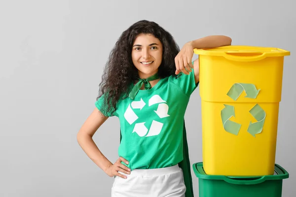 Mulher Vestida Eco Super Herói Com Caixotes Lixo Fundo Cinza — Fotografia de Stock