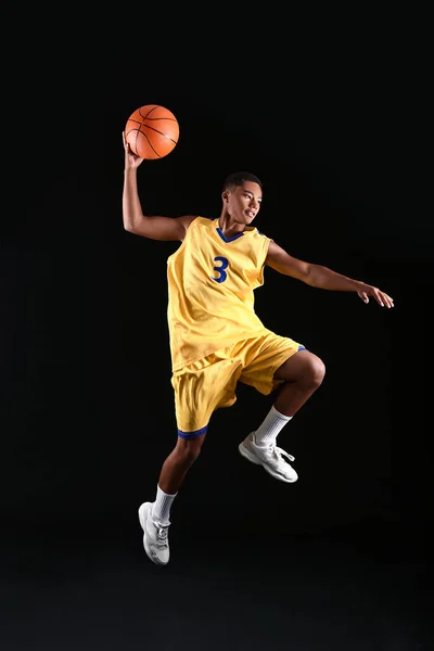 Giovane Saltando Giocatore Basket Afro Americano Sfondo Scuro — Foto Stock