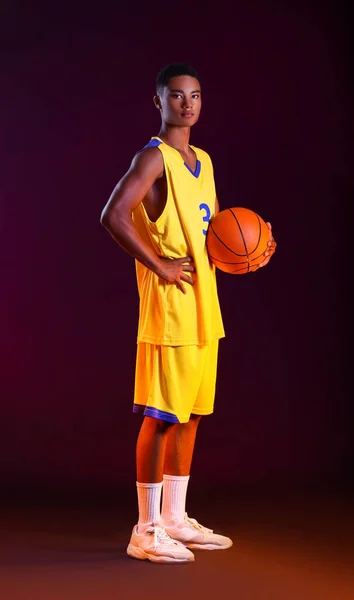 Jovem Jogador Basquete Afro Americano Fundo Escuro — Fotografia de Stock