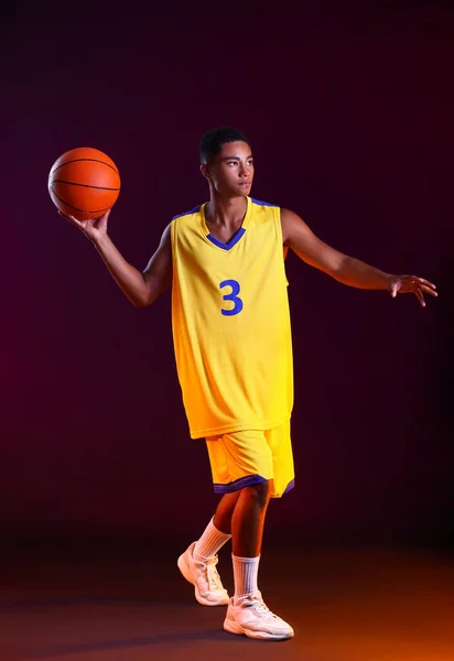 Jovem Jogador Basquete Afro Americano Fundo Escuro — Fotografia de Stock