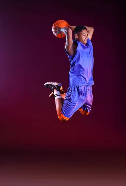 Pemuda Melompat Afrika Amerika Pemain Basket Latar Belakang Gelap — Stok Foto