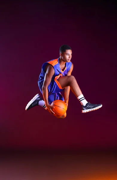 Junger Afroamerikanischer Basketballspieler Auf Dunklem Hintergrund — Stockfoto