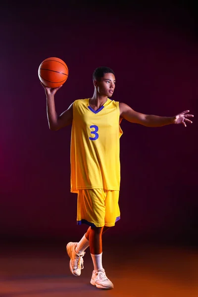 Jovem Jogador Basquete Afro Americano Fundo Escuro — Fotografia de Stock