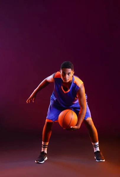 Jovem Jogador Basquete Afro Americano Fundo Escuro — Fotografia de Stock