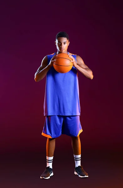 非洲裔美国青年篮球运动员 背景黑暗 — 图库照片