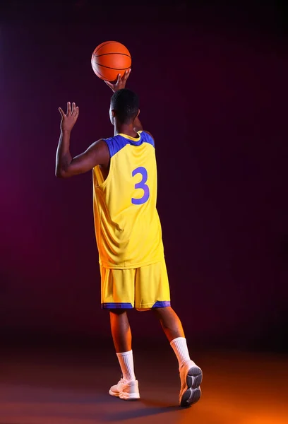 Pemain Basket Muda Afrika Amerika Dengan Latar Belakang Gelap — Stok Foto