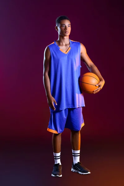 Joven Jugador Baloncesto Afroamericano Sobre Fondo Oscuro — Foto de Stock