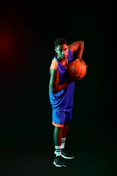 Pemain Basket Muda Afrika Amerika Dengan Latar Belakang Gelap — Stok Foto