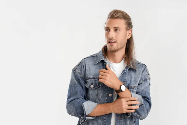 Hombre Guapo Con Peinado Elegante Sobre Fondo Claro — Foto de Stock