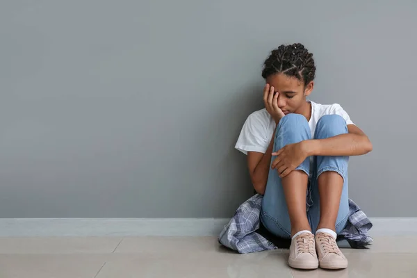 Triste Ragazza Afro Americana Seduta Vicino Muro Grigio Fermare Razzismo — Foto Stock