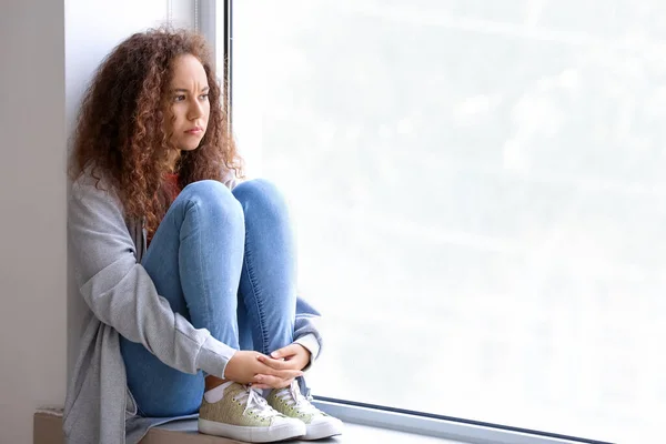 Triste Mujer Afroamericana Sentada Alféizar Ventana Detener Racismo — Foto de Stock