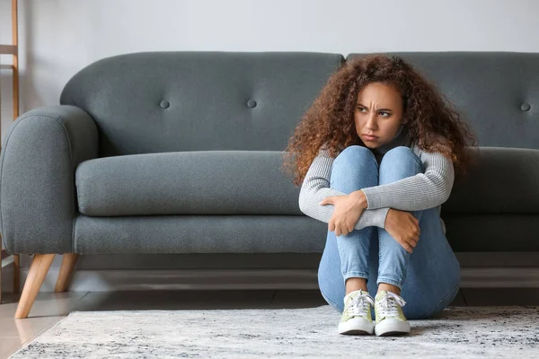 Triste Donna Afro Americana Casa Fermare Razzismo — Foto Stock