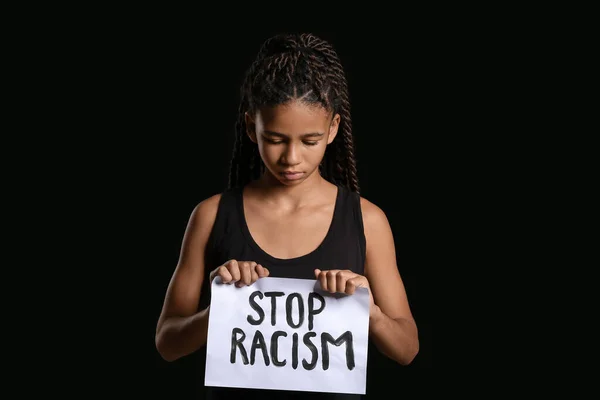 暗い背景にポスターと悲しいアフリカ系アメリカ人の女の子 人種差別をやめ — ストック写真