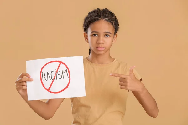Αφρο Αμερικανίδα Αφίσα Στο Φόντο Του Χρώματος Σταματήστε Τον Ρατσισμό — Φωτογραφία Αρχείου