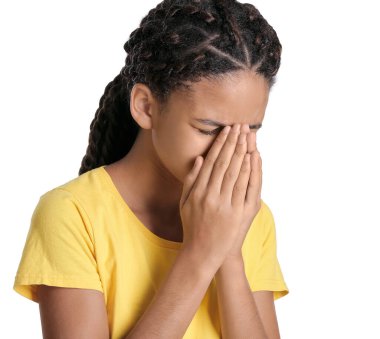 Beyaz arka planda üzgün bir Afro-Amerikalı kız. Irkçılığı bırak