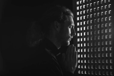 Günah çıkarma kabininde erkek rahip