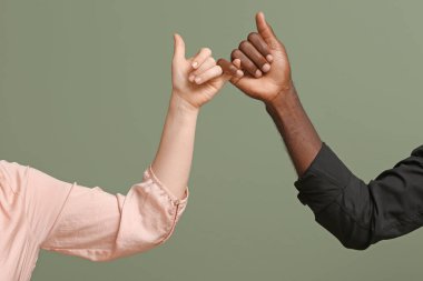 Beyaz kadın elleri ve siyah arka planda Afro-Amerikan erkek. Irkçılık kavramı