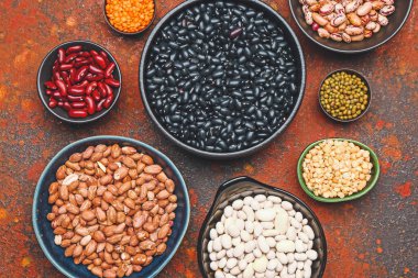 Renk arkaplanında farklı ham baklagiller