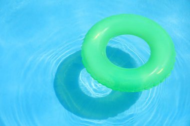 Yüzme havuzunda şişme halka