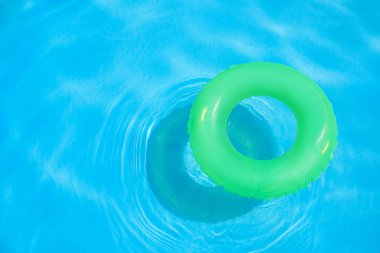 Yüzme havuzunda şişme halka