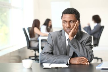 Ofiste yalnız bir Afro-Amerikan işadamı var. Irkçılığı bırak