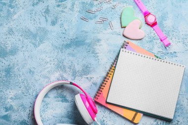 Renk arkaplanı üzerine dizüstü bilgisayarlı kompozisyon