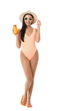 Beyaz arka planda güneş koruyucu kremi olan mutlu genç bir kadın.