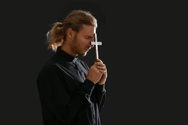 Schöner Priester Mit Kreuz Auf Dunklem Hintergrund — Stockfoto