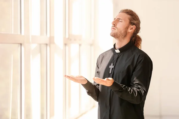 Sacerdote Masculino Rezando Casa — Foto de Stock